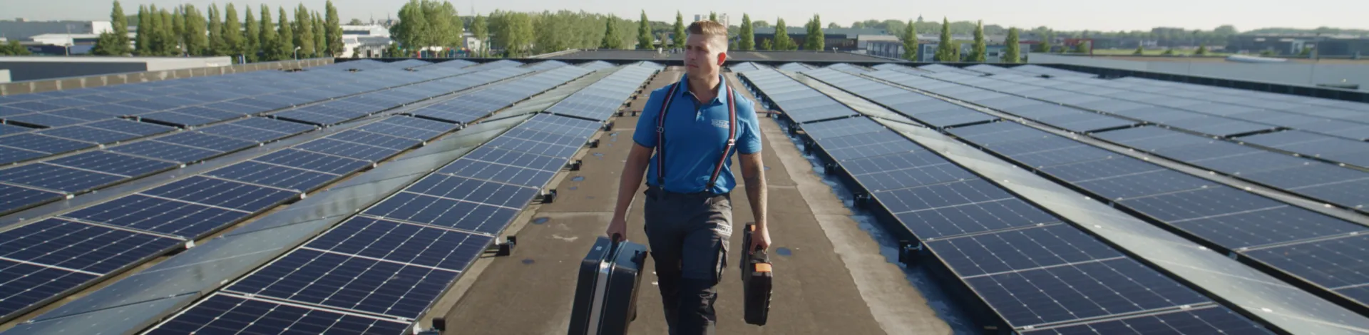 Monteur op dak met zonnepanelen
