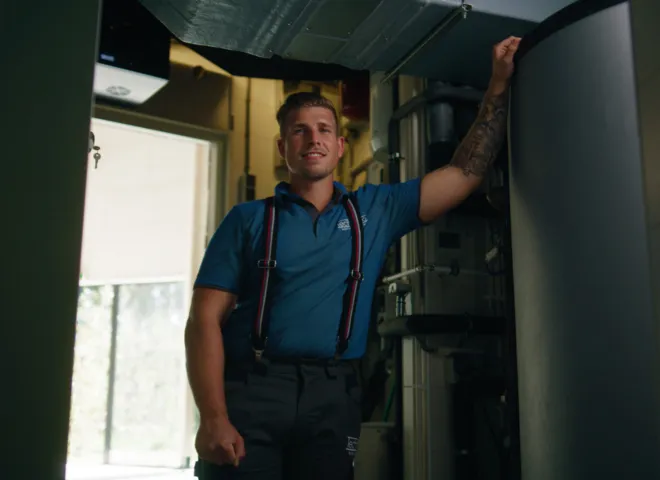 Monteur TechniCo bij installatie